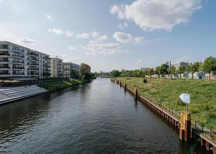 Homely - New Build , Near River , Main Station , Family & Business *