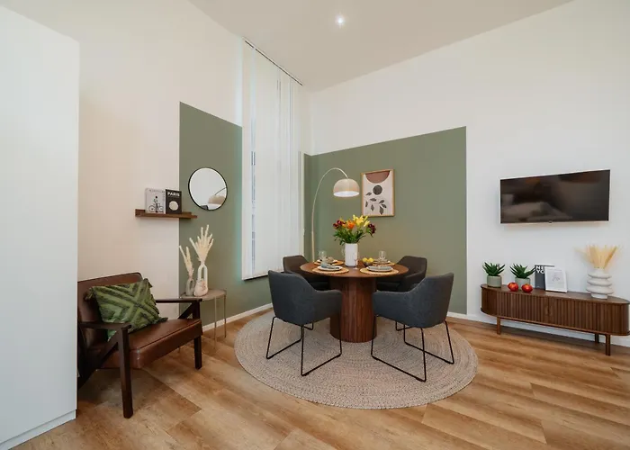 Homely - New Build , Near River , Main Station , Family & Business