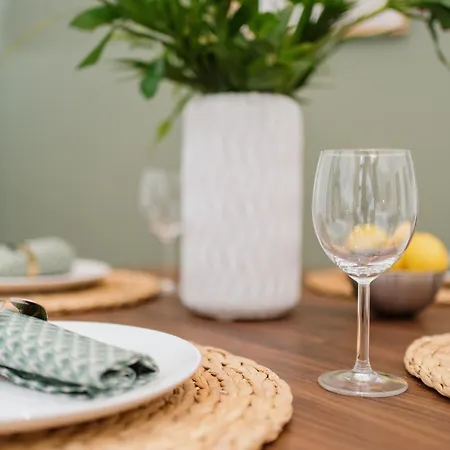 Homely - New Build , Near River , Main Station , Family & Business דירה