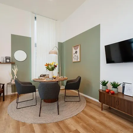 Homely - New Build , Near River , Main Station , Family & Business *