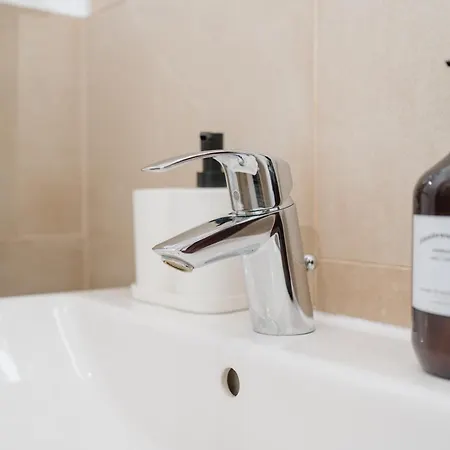 Appartamento Homely - New Build , Near River , Main Station , Family & Business *