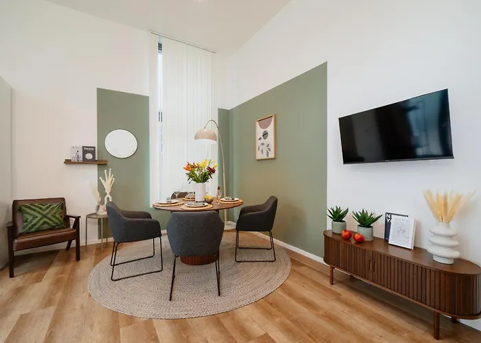 Homely - New Build , Near River , Main Station , Family & Business *