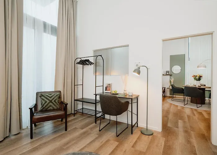 Homely - New Build , Near River , Main Station , Family & Business *